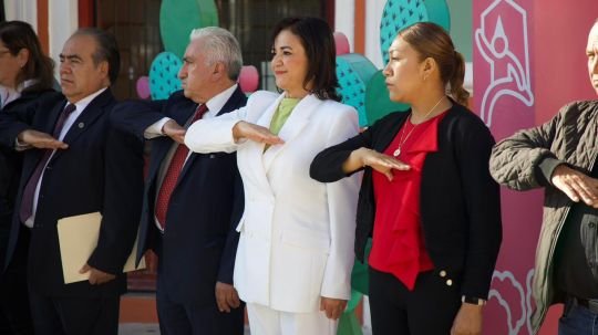Honores a la bandera reúnen a la comunidad de Santa Anita, estudiantes y personal del Smdif Huamantla