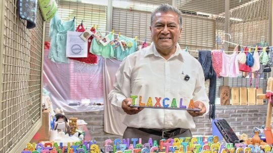 Víctor Manuel encontró en el mercado de artesanos de Tlaxcala un espacio para mostrar y comercializar su talento