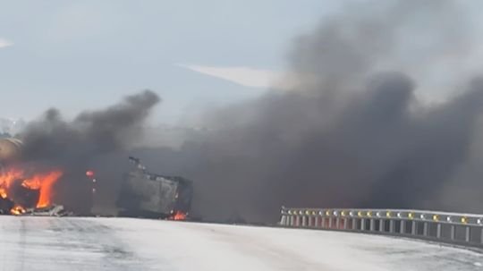 Atienden cuerpos de emergencia choque entre pipa y plataforma; Hay dos lesionados