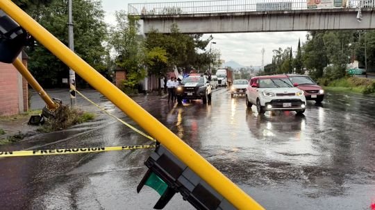 Intervienen protección civil y servicios públicos de la capital en apoyo a Chiautempan tras colapso de semáforo