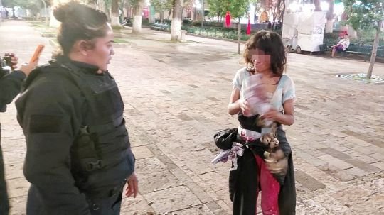 Policía municipal de Tlaxcala auxilia a mujer en situación de calle y junto con el instituto de la mujer la vincula