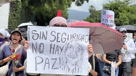 Estudiantes de la UAEM marchan para exigir justicia por el asesinato de Claudia Tacoronte