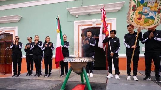 Salvador Santos Cedillo encabeza entrega del fuego patrio a las 39 comunidades de Huamantla