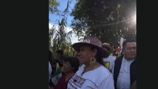 Monta Ana Lilia Rivera show con porra en informe de Sheinbaum para hacerse visible