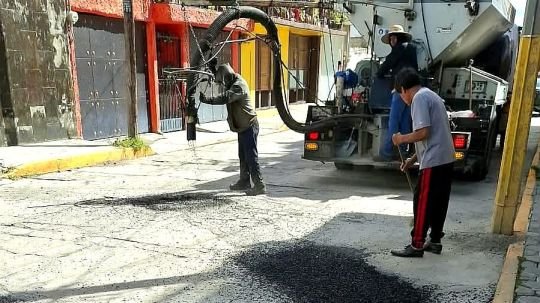 Ayuntamiento de Tlaxcala mantiene acciones permanentes de bacheo ahora en beneficio de la colonia Adolfo López Mateos