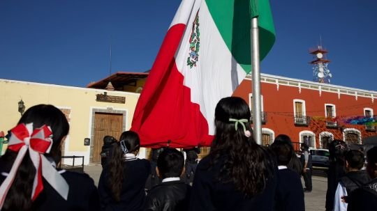 Participan desarrollo económico y comercio, comunidades y comunidad educativa en homenaje cívico de Huamantla