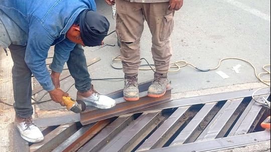 Ayuntamiento de Tlaxcala rehabilita rejillas pluviales en zonas clave para mejorar la seguridad vial y prevenir