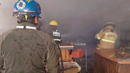 Cuerpos de emergencia atienden incendio registrado en un comercio en Tlaxcala capital
