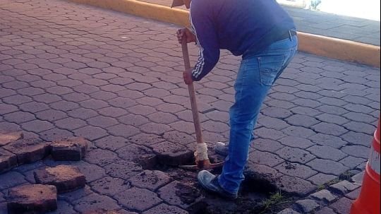Ayuntamiento de Tlaxcala realiza intensa jornada de mejoramiento urbano con bacheo y nivelación de adoquines