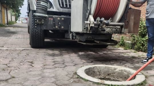 Camión Vactor realiza desazolves continuos en Loma Bonita