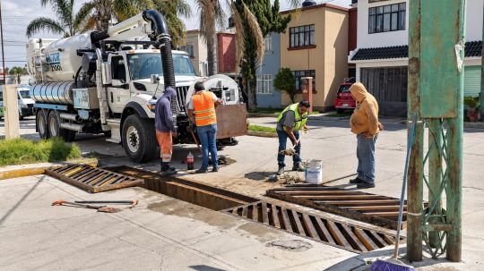 Brigadas municipales atienden rejillas y realizan labores de limpieza en Acuitlapilco