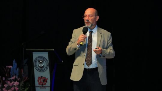 Especialistas internacionales de España y Chile hablan del futuro de la evaluación educativa, en la UATx