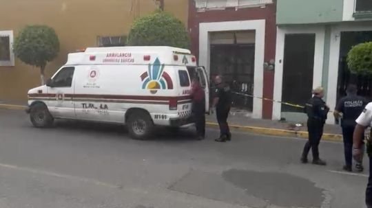 Balean a hombre en plena vía pública en el centro de Tlaxcala; 2 sujetos en moto dispararon y huyeron