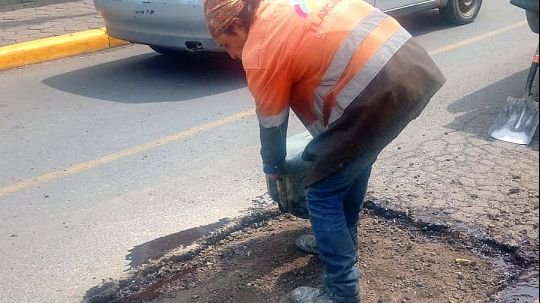 Refuerza ayuntamiento de Tlaxcala bacheo en vialidades de la capital para hacer más seguros los traslados