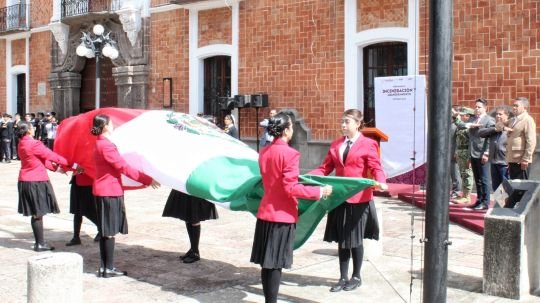 Acompaña Carlos López Suárez ceremonia de incineración y abanderamiento en la Plaza de la Constitución