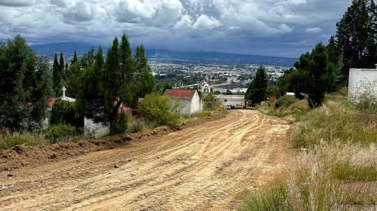 Previo al día de muertos, ayuntamiento de Tlaxcala mejora caminos en Tizatlán