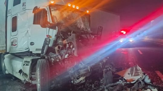 Protección civil de Huamantla atiende accidente entre tractocamiones en la carretera México–Veracruz