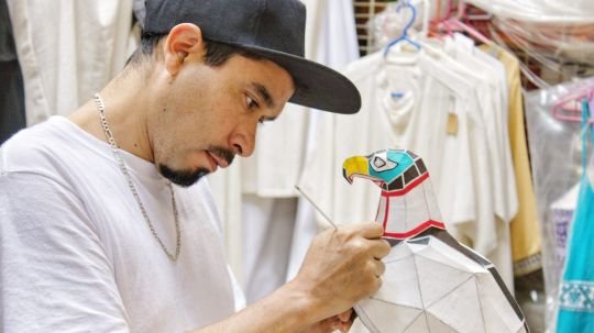 Mercado de artesanos organiza talleres para enseñar a visitantes técnicas artesanales y crear piezas propias