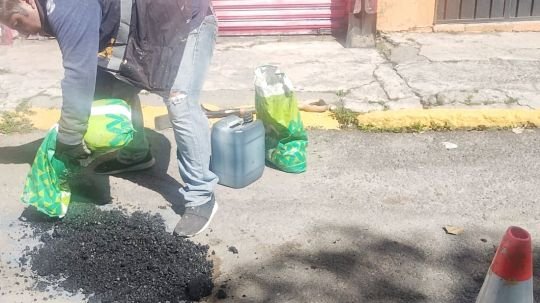 Ayuntamiento de Tlaxcala realiza trabajos de bacheo en la colonia centro