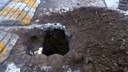 Atiende CAPAM fuga de agua en la calle Quiahuixtlán en San Isidro; Continúa cerrada a la circulación