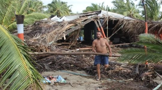 Huracán Simon, ahora categoría 2, pegaría en Mazatlán, Sinaloa; junto a Rachel dejó dos muertos y 10 desaparecidos