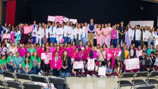 Rocío Hernández comparte mensaje de fortaleza y esperanza durante jornada de prevención del cáncer en Huamantla
