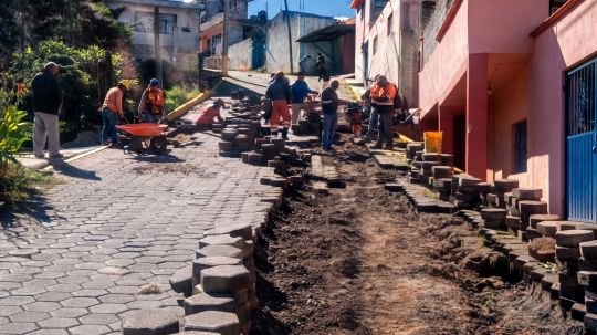 Ayuntamiento de Tlaxcala inicia rehabilitación de adoquín en San Lucas Cuauhtelulpan tras afectación por lluvias
