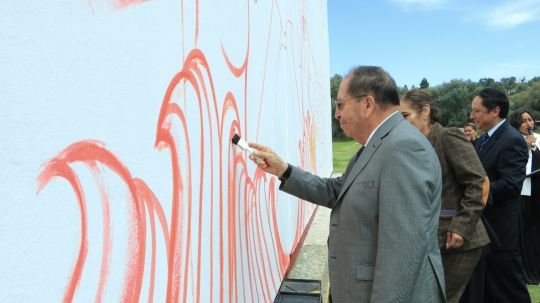 Da Rector primera pincelada al mural conmemorativo por el 50 aniversario de la UATx en Ciencias Básicas