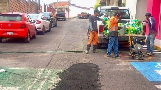 Ayuntamiento de Tlaxcala interviene la prolongación Porfirio Díaz con trabajos de bacheo y cambio de brocal