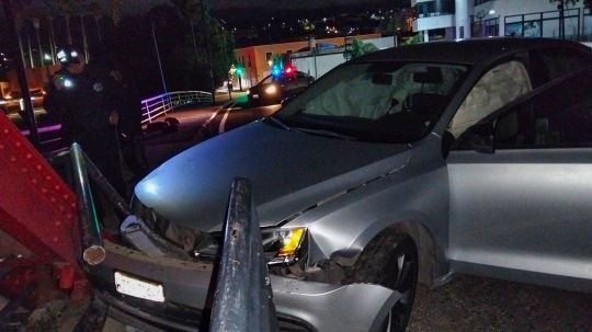 Conductor impacta contra barandal del puente rojo sin lesionados, solo daños materiales