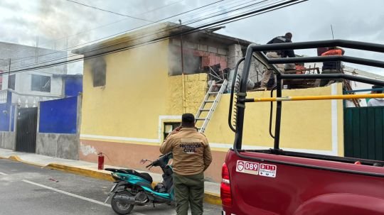 Protección civil de Huamantla sofoca incendio en casa habitación del barrio de La Preciosa
