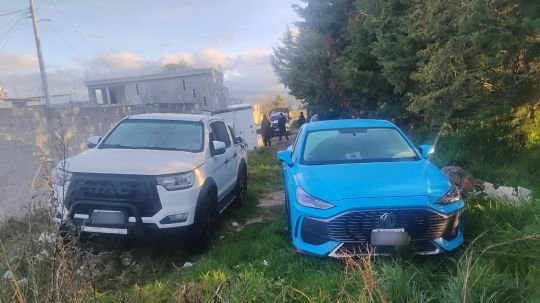 Policía municipal de Huamantla localiza y asegura dos vehículos presuntamente robados con violencia en la autopista