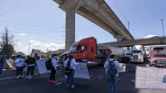 Alcanza 22 horas el bloqueo total de la México-Toluca que realizan buscadores a la altura de Lerma