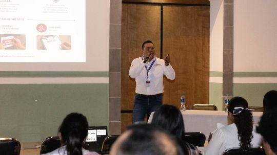 Fortalecen la higiene y seguridad alimentaria con capacitación a locatarios de la central de abastos y zona de tianguis