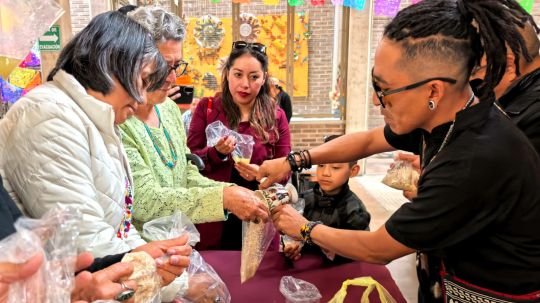 Invita ayuntamiento de Tlaxcala a aprender la elaboración de calaveritas de amaranto en el mercado de artesanos