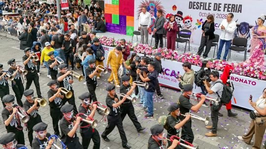 Destaca alcalde Carlos López Suárez colorido y tradición del desfile de feria