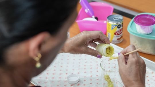 Convierten plantas medicinales en oportunidades de emprendimiento para mujeres de la capital
