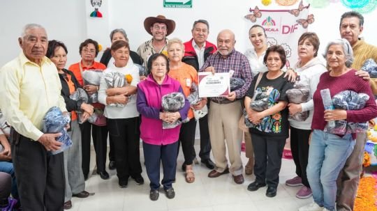 Ayuntamiento de Tlaxcala celebra día de muertos con concurso de ofrendas en la casa de día del adulto mayor