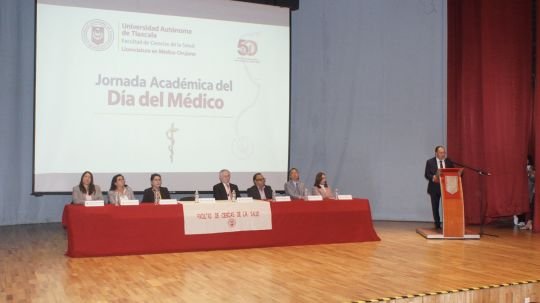 Exalta Rector de la UATx los valores que sustentan la práctica médica