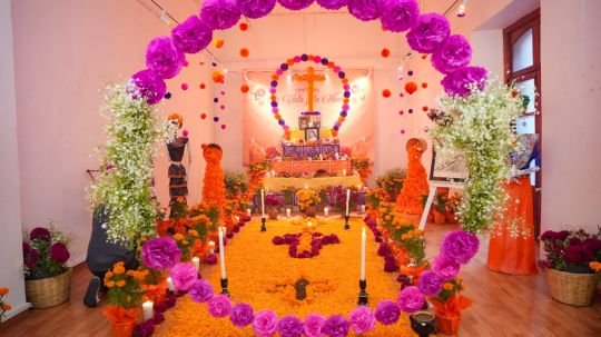 Ayuntamiento de Tlaxcala inaugura ofrenda tradicional en la galería Desiderio Hernández Xochitiotzin