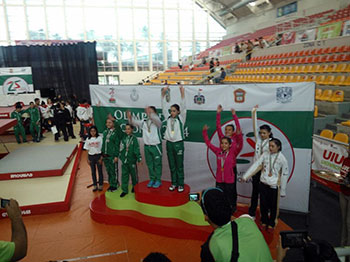 Ganan medallas de bronce equipo de gimnasia de trampolín