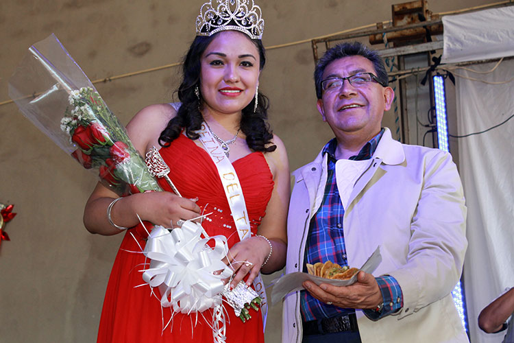 El diputado local, Serafin Ortiz Ortiz, acompañado por la reina del Taco 2014