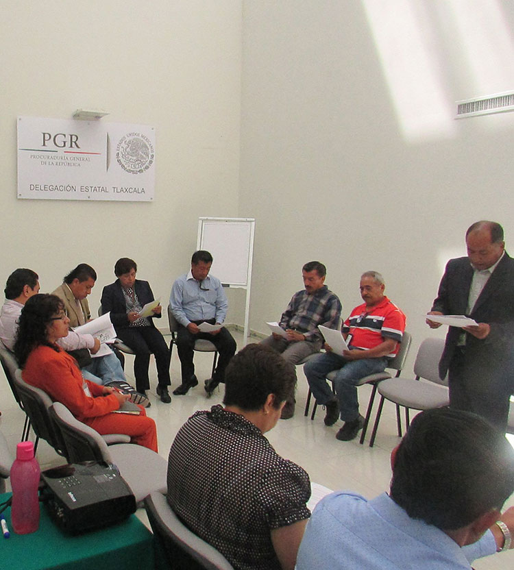 PGR Tlaxcala entrega el folleto protocolos de emergencia 
