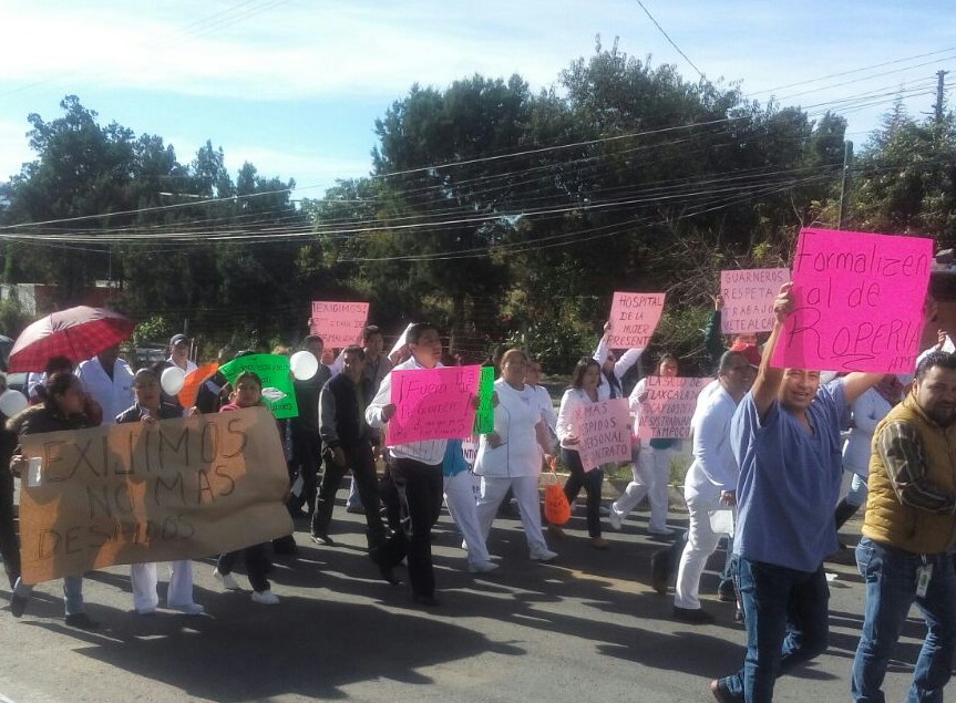 Con protesta piden renuncias de funcionarios de salud