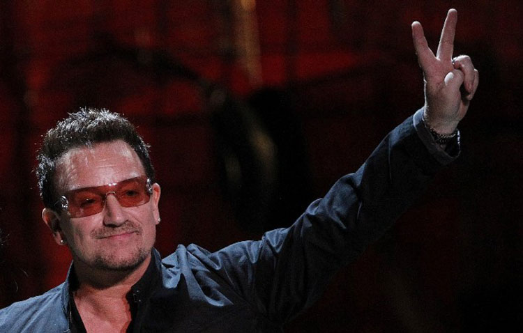 Otorgan a Bono el premio a la Mujer del Año
