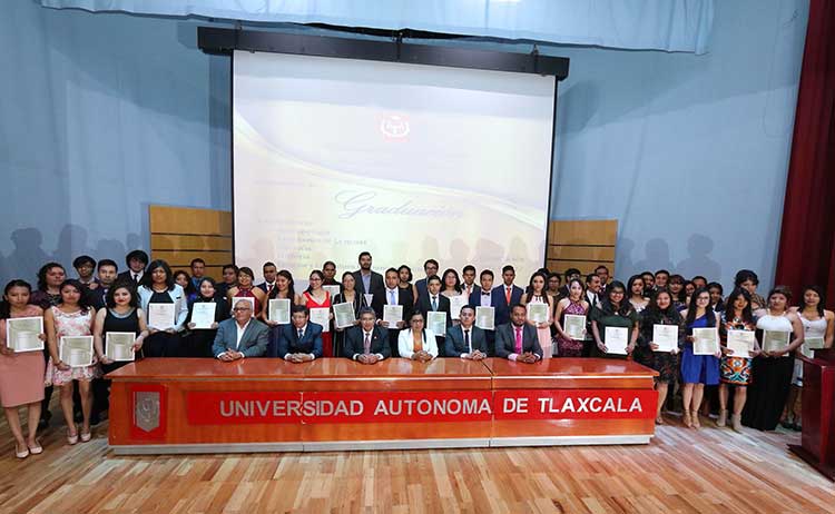Se graduó generación 2013-2017 de la Facultad de Filosofía y Letras de la UAT