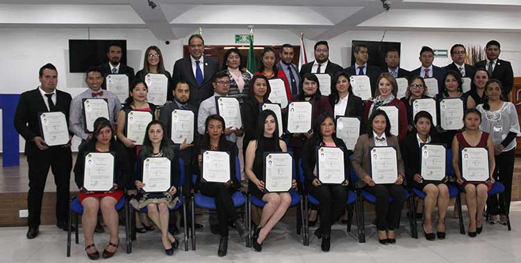 Reciben título profesional 29 licenciados de la UMT