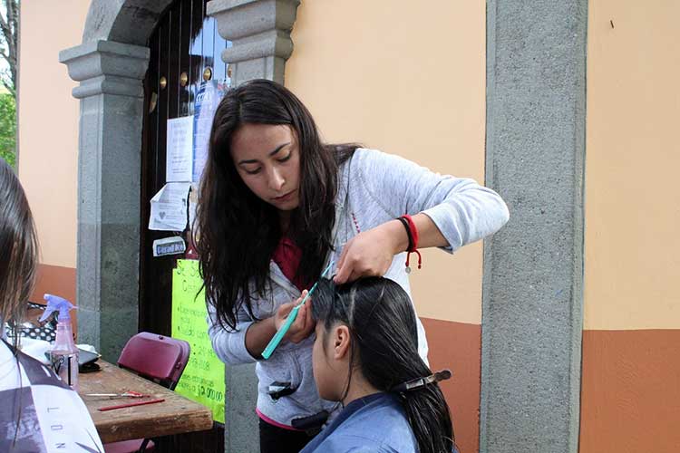 Con cortes de cabello gratuitos apoyan a familias de Apetatitlán