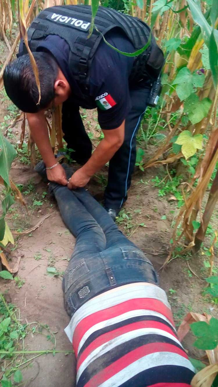 Rescata policía de Apetatitlán a mujer amagada en terrenos de labor