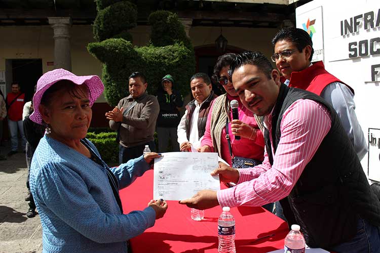 Héctor Domínguez entrega calle adoquinada en Col. El Alto